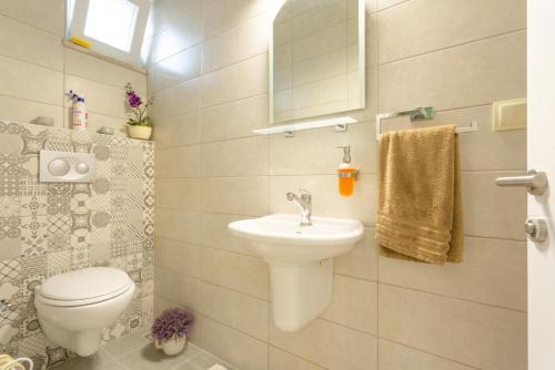 uma pequena casa de banho com WC e lavatório em Villa Mina em Muğla
