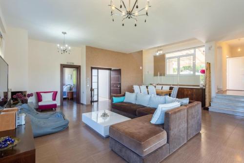 - un salon avec un canapé et une table dans l'établissement Villa Thetis, à Adelianos Kampos