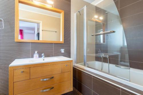 W łazience znajduje się umywalka, prysznic i lustro. w obiekcie Villa Thetis w Adelianos Kampos