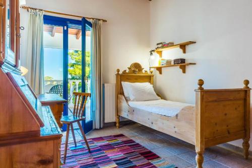 1 dormitorio con cama y ventana en Villa Levanda, en Panormos Skopelos