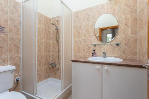 een badkamer met een douche en een wastafel bij Villa Solon in Peyia