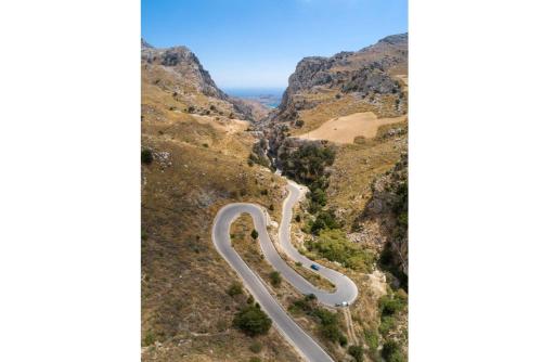 a road on the side of a mountain at Villa Neria in Áptera