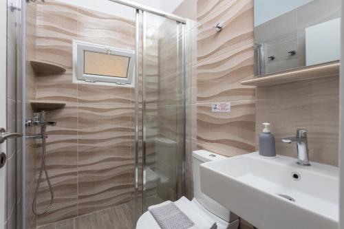 KatávolosにあるFotiniのバスルーム(シャワー、洗面台、トイレ付)