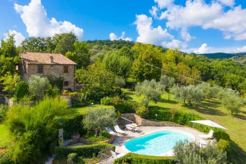 een luchtzicht op een tuin met een zwembad en een huis bij Villa Caporlese in Terni