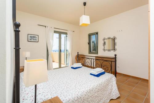 1 dormitorio con cama y espejo en Villa Katerina, en Trapezaki