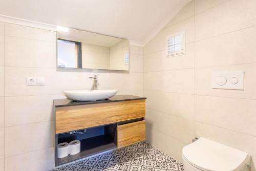 uma casa de banho com um lavatório e um WC em Villa Aysel Paradise em Muğla