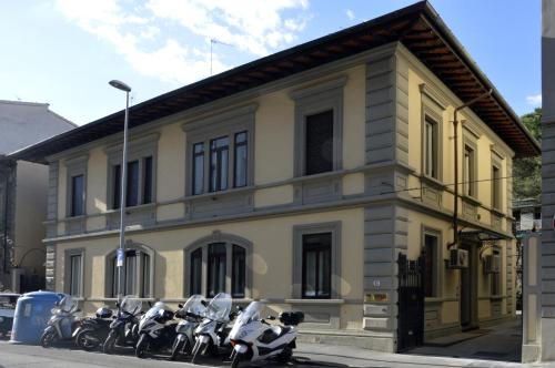 un edificio con motocicletas estacionadas frente a él en Villino Fiorentino, en Florencia