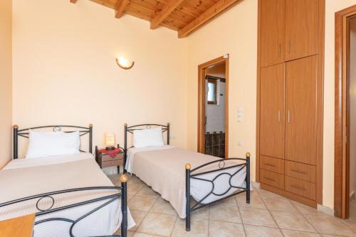 Ένα ή περισσότερα κρεβάτια σε δωμάτιο στο Villa Aetos