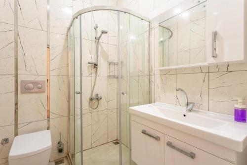 y baño con ducha, lavabo y aseo. en Villa Duman 3, en Dalyan