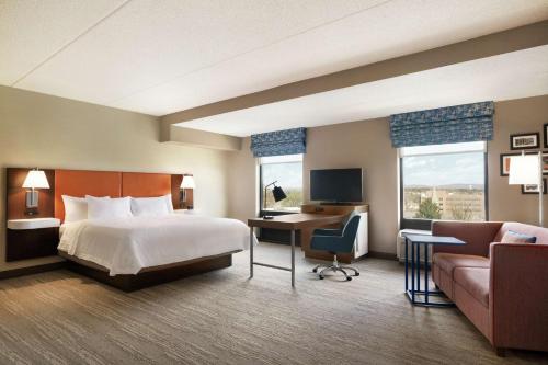Pokój hotelowy z łóżkiem, biurkiem i kanapą w obiekcie Hampton Inn & Suites Ephrata - Mountain Springs w mieście Ephrata