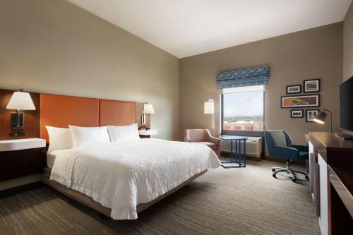 a hotel room with a bed and a window at Hampton Inn & Suites Ephrata - Mountain Springs in Ephrata