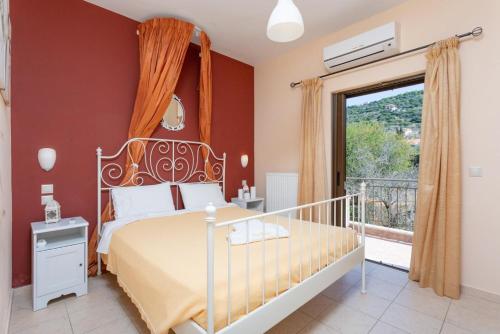 ein Schlafzimmer mit einem Bett und einem Balkon in der Unterkunft Villa Eufrosini in Svoronata