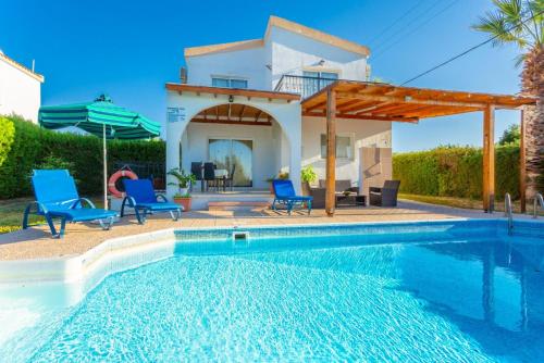 Argaka Sun Villa Thio: Large Private Pool, Walk to Beach, Sea Views, A/C, WiFi                      