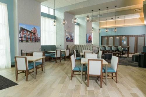 a dining room with tables and chairs in a restaurant at Hampton Inn & Suites Erie Bayfront in Erie