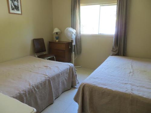 Кровать или кровати в номере Woodland Cedars Family Cottage Resort