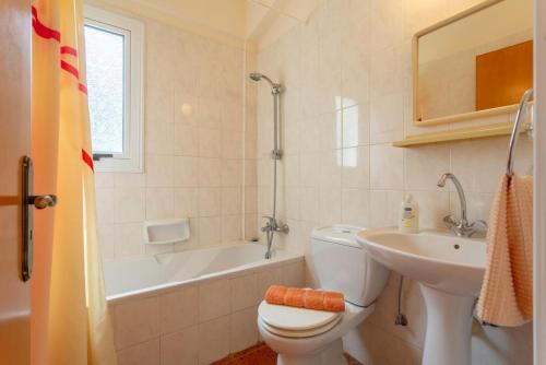 ネオ・チョリオにあるVilla Christia Marisのバスルーム(トイレ、洗面台、バスタブ付)