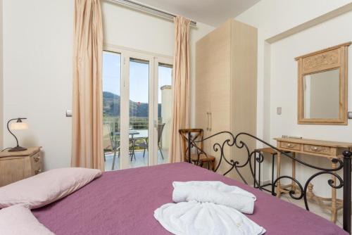 カテリオスにあるVilla Isminiのベッドルーム1室(紫色のベッド1台、枕2つ付)