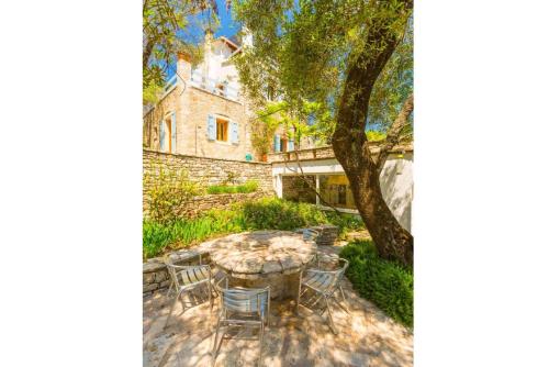 Сад в The Olive Press Agni Bay