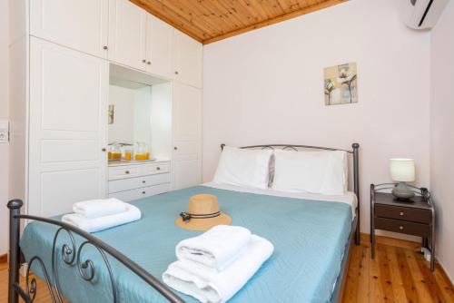 アギオス・ステファノスにあるPortoのベッドルーム(ベッド、帽子付)