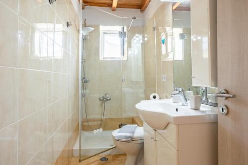 アギオス・ステファノスにあるPortoのバスルーム(シャワー、洗面台、トイレ付)