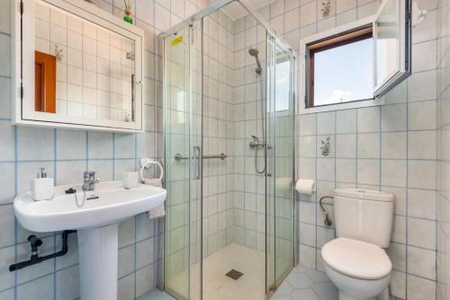 ein Bad mit einem WC, einem Waschbecken und einer Dusche in der Unterkunft Villa Mari in Cala en Porter