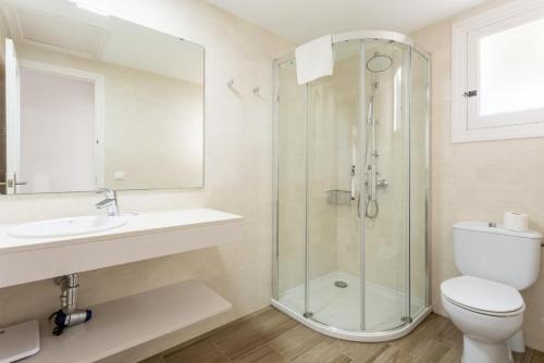 プンタ・プリマにあるVilla Trepuco Dosのバスルーム(シャワー、トイレ、シンク付)