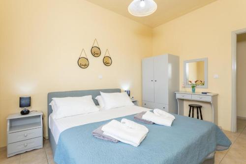 Un pat sau paturi într-o cameră la Villa Russa Alekos