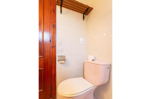 ein Bad mit einem weißen WC in einem Zimmer in der Unterkunft Villa Emilio in Cala en Porter