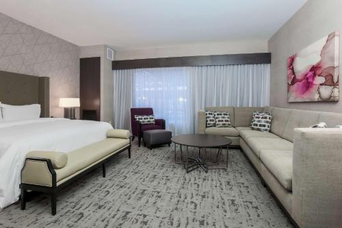 pokój hotelowy z łóżkiem i kanapą w obiekcie DoubleTree by Hilton Evansville w mieście Evansville