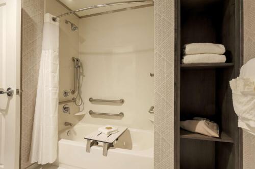 y baño con bañera, ducha y lavamanos. en DoubleTree by Hilton Evansville, en Evansville