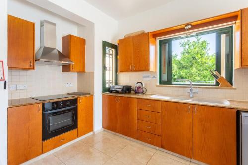 Η κουζίνα ή μικρή κουζίνα στο Villa Charianna
