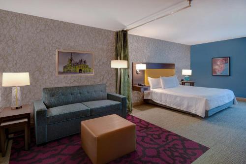 une chambre d'hôtel avec un lit et un canapé dans l'établissement Home2 Suites East Hanover, NJ, à East Hanover