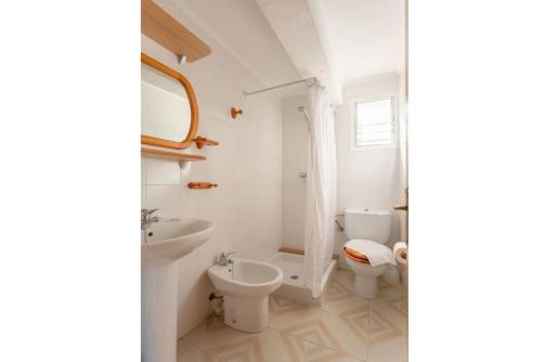 カラン・ポルテルにあるVilla Ca Nostraの白いバスルーム(洗面台、トイレ付)