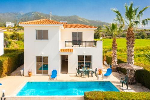 Villa Zinia: Large Private Pool, Walk to Beach, Sea Views, A/C, WiFi                                