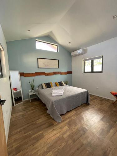 諾德的住宿－Spacious modern apartment，一间卧室设有一张床和两个窗户。