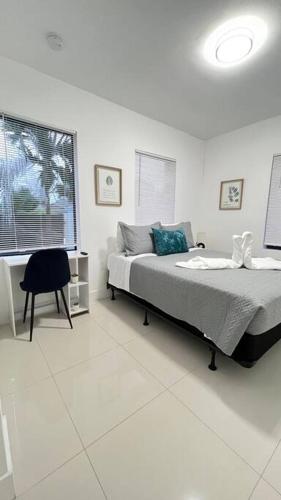 マイアミにあるStanza Hearth of Miami Design District and Wynwood, Parking, Laundry, Workstation, Fully equipped Apts, 24/7 Guest support #2のベッドルーム1室(ベッド1台、椅子、窓付)