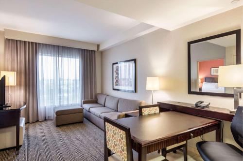 Area soggiorno di Embassy Suites by Hilton Newark Airport