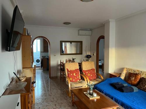 uma sala de estar com um sofá e uma mesa em Casa de Don Simón em Cabo Roig