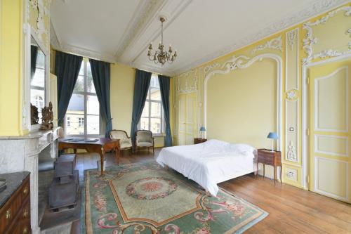 Schlafzimmer mit einem Bett, einem Tisch und Stühlen in der Unterkunft Château de Bellignies 
