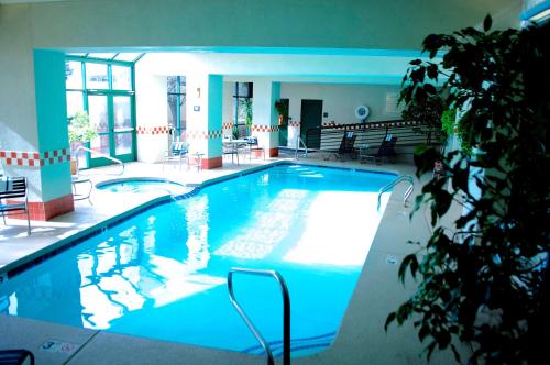 a large swimming pool in a large building at Hampton Inn & Suites Flagstaff - West in Flagstaff