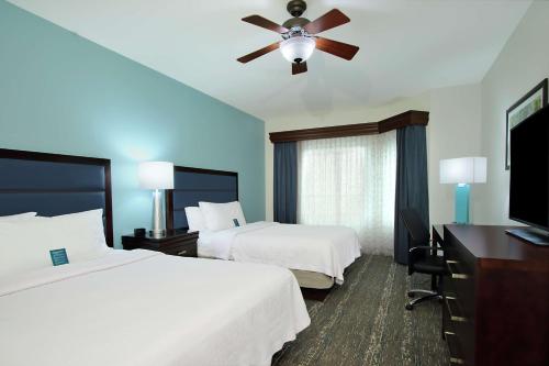 Habitación de hotel con 2 camas y ventilador de techo. en Homewood Suites by Hilton Fort Lauderdale Airport-Cruise Port en Dania Beach
