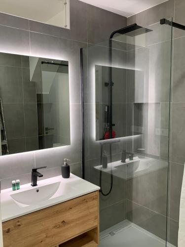 チュリリャにあるDeCASTAのバスルーム(洗面台、ガラス張りのシャワー付)