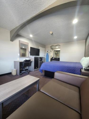 Μια τηλεόραση ή/και κέντρο ψυχαγωγίας στο Scottish Inn and Suites Beaumont