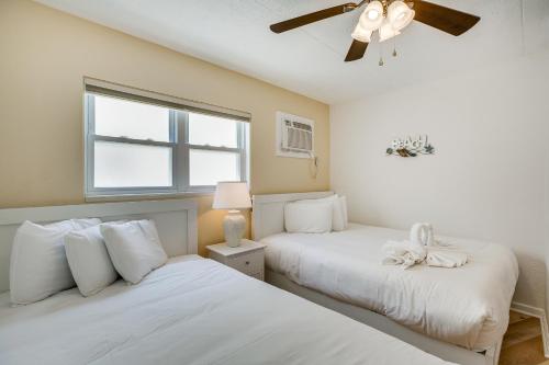 2 witte bedden in een kamer met een raam bij Wildwood Condo Ocean-View Balcony, Walk to Beach! in Wildwood