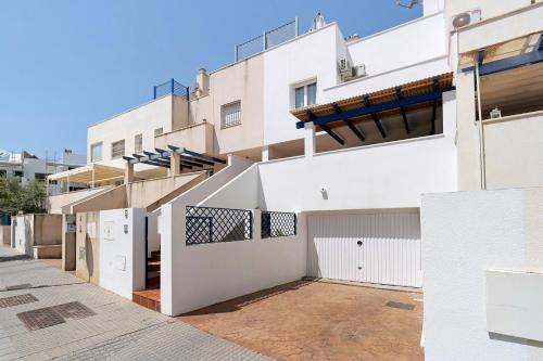 Fotografie z fotogalerie ubytování Townhouse with 3 bedrooms and sea views from the roof terrace v destinaci Torremolinos