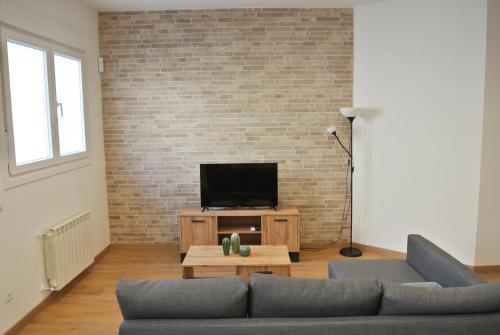 a living room with a couch and a tv at Loft coqueto en Madrid a 2 minutos del metro in Madrid