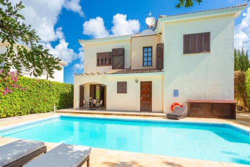 Villa Evelina: Large Private Pool, Walk to Beach, Sea Views, A/C, WiFi, Eco-Friendly                