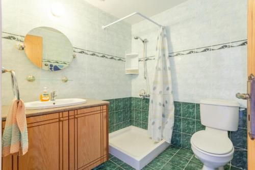 ein Bad mit einem WC, einem Waschbecken und einer Dusche in der Unterkunft Villa Iliada in Polis Chrysochous