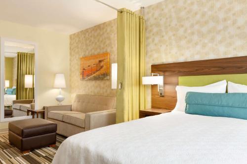 pokój hotelowy z łóżkiem i salonem w obiekcie Home2 Suites by Hilton Gillette w mieście Gillette
