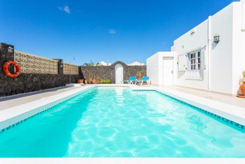 einen Pool im Hinterhof eines Hauses in der Unterkunft Villa Zoe in Los Pocillos